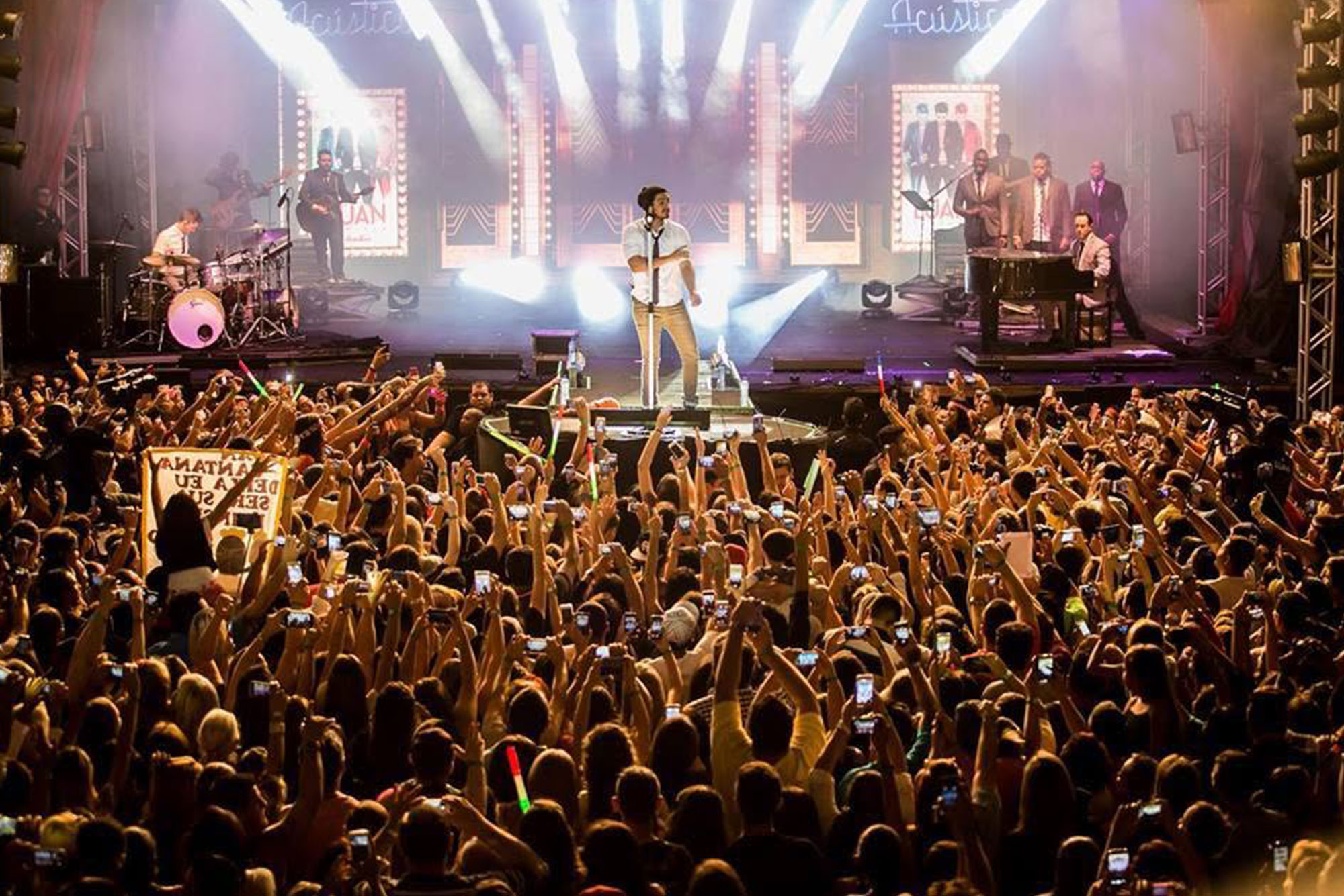 Show nacional com palco e iluminação