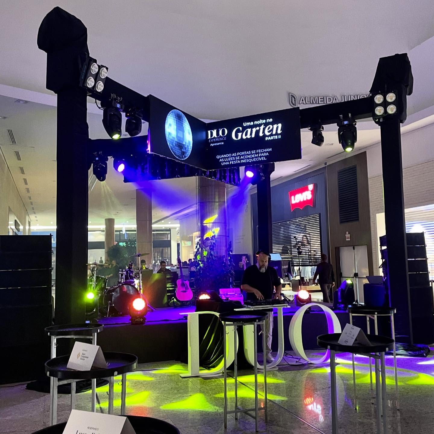 Evento corporativo com estrutura de som e iluminação